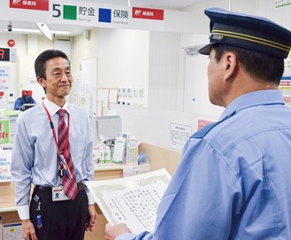 感謝状を受け取る霧生局長