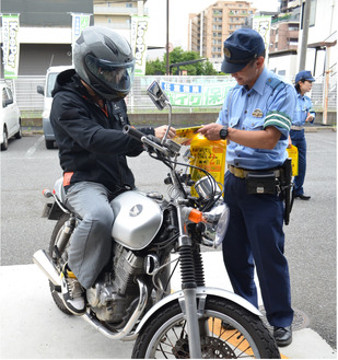 安全運転を呼び掛ける署員