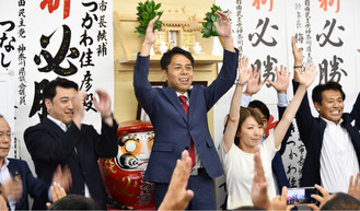 万歳三唱で当選を喜ぶ橘川氏　＝7月7日午後11時過ぎ