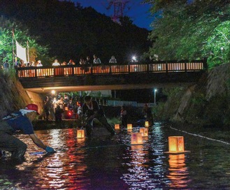 100以上の灯ろうが一つずつ水面へ浮かべられた