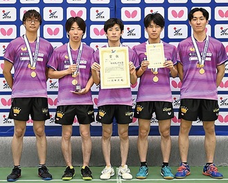 優勝したリトルキングスBのメンバー（左から）夢川進監督、永田佳大さん、蛭田龍さん、杉本和也さん、福田純大さん