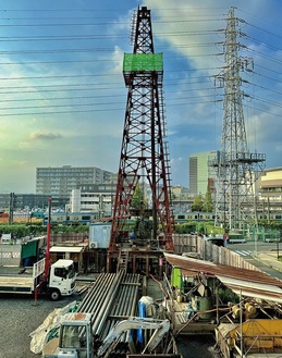 パイプを溶接でつなげ数百メートル分を地中に挿入する（小田急電鉄海老名まちづくり担当公式Xより）