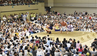 「満員御礼」となったスカイアリーナ　横綱照ノ富士の土俵入り