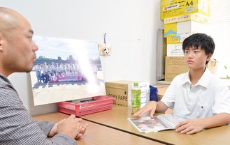 鈴木副理事長に報告する中矢さん（右）