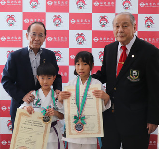 内野市長（後列左）に結果を報告した（前列左から）久保田さん、小島さん、大塚総師範