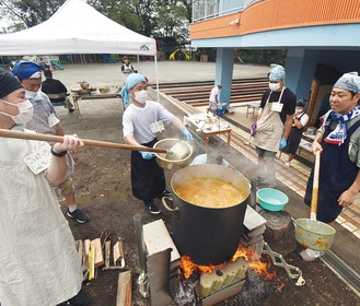 食欲をそそる香りが漂う　約250食分を煮込んだ