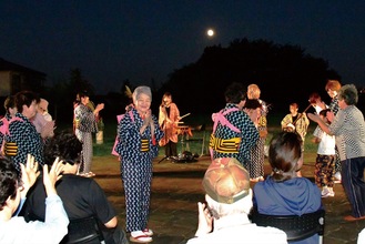 美しい月の下で舞う参加者　撮影・伊藤和徳氏