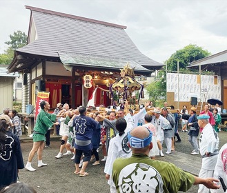 境内の神輿　渡御の際に60段ほどの階段を上り下りした