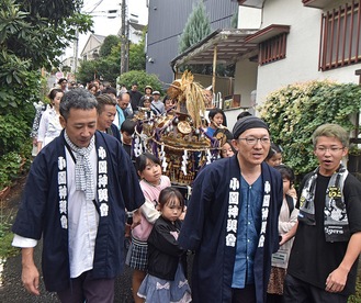 細い路地が賑やかに