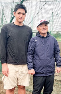 飯塚監督（右）に感謝を伝えた小船さん＝提供写真