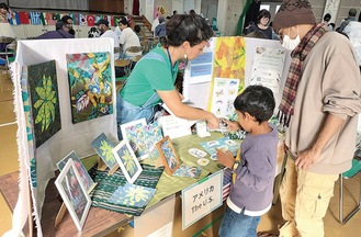 手芸品を購入する参加者