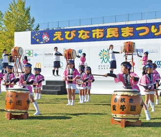 ステージで和太鼓演奏を披露した園児たち