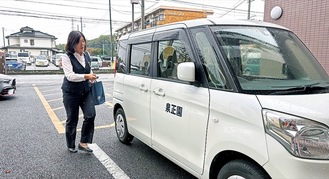 訪問先へは車で向かう