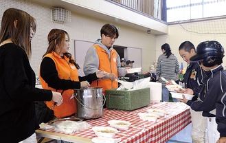 食べ物を子どもにふるまう会員