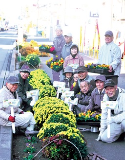 道路の花壇を手入れするメンバー