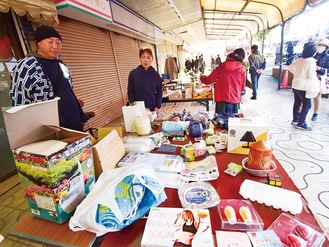 集まった品々と物々交換を発案した井田さん（左端）