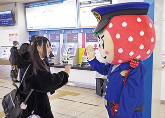 エベリーくんと触れ合う駅利用者