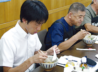 会議では、委員による試食会も行われた