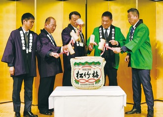 鏡開きをする長本会長（中央）と窪会長（右から２人目）ら＝１月23日