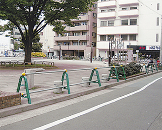 駐車止めで封鎖されている