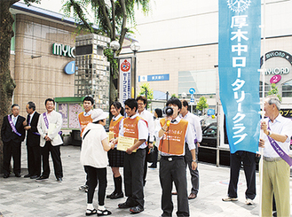 厚木商業高校の生徒らも街頭に立った