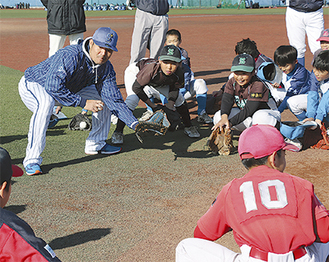 ゴロの取り方を指導する後藤選手