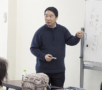 前文部科学事務次官の前川喜平さんも同会のボランティアスタッフとして生徒の学びを支えている。２月８日には「憲法について」の特別授業も行われた