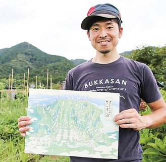 鳥瞰マップを手にする横山さん