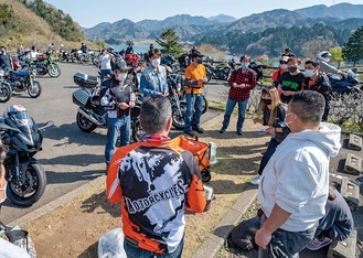 清掃活動に多くのライダーが参加