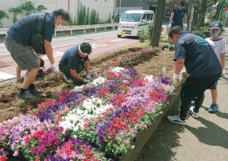 炎天下の中、テキパキと作業を進める