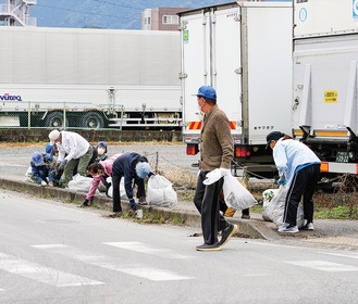 役場周辺に落ちているゴミなどを拾う会員