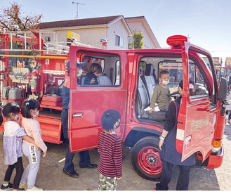 消防車に乗り込む園児