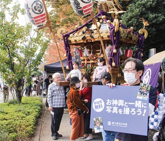 神輿スポットには多くの家族連れが集まった