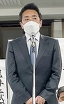 敗戦の弁を述べる井上氏