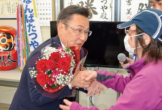 支援者とトップ当選を喜ぶ難波達哉氏