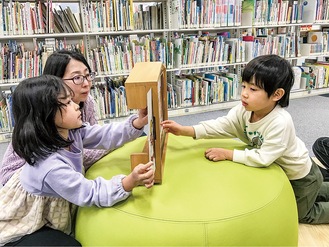 図書館を利用する親子連れ