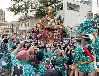 一日かけて街を巡り厚木神社に戻った神輿