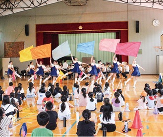 演奏に合わせ演技するカラーガード隊