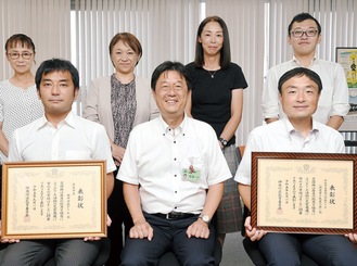 上段左から広瀬清美林中学校長、永桶千秋鳶尾小学校長、矢野玲鳶尾小PTA前副会長、横澤亮平同副会長、下段左から滝澤会長、佐後教育長、金井会長