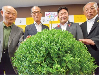 つぼみのついた苗を囲む山口市長（左から３人目）と委員会関係者