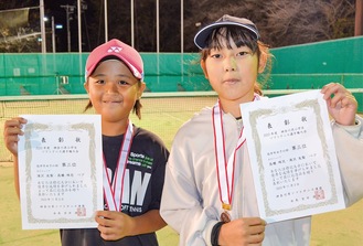 賞状を手にする滝沢さん（左）と高橋さん（右）