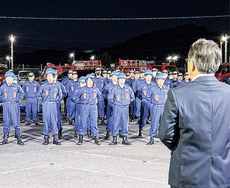 小野澤町長から激励を受ける選手