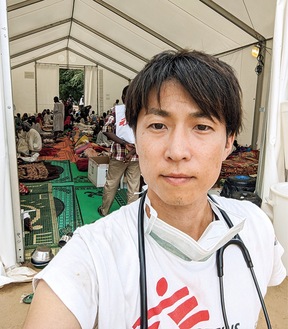 多数の負傷者に対応する佐藤さん（昨年・チャドで）© Taichiro Sato/MSF