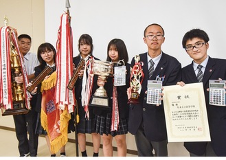 珠算の細川さん・柳田さん・伊藤さん　電卓の田村さん平山さん岡田さん（写真左から）