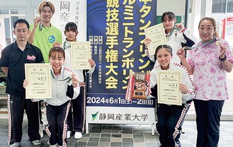 左から嶋川優将コーチ、本橋選手、斎藤選手、八本選手、佐藤選手（手前）、山本選手、佐藤薫コーチ