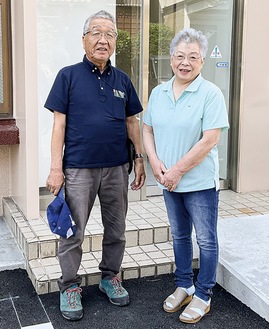 「田代みんなの館」の前に立つ小島さん夫婦