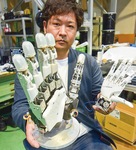 ５本指が動くロボットハンドを持つダブル技研の和田専務
