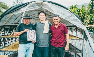 グアテマラの農園で（中央が酒井さん）