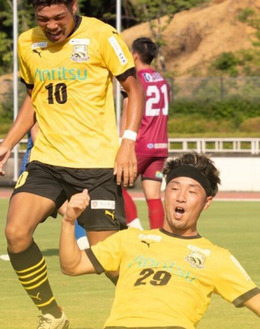 ゴールし喜ぶ須藤選手と重松選手