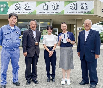 林中学校へ届けた様子